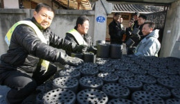 [포토뉴스]경포주류판매상사 연탄 전달