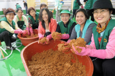 [포토뉴스]장 담그고 情 버무리고…