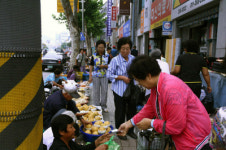 <르포 현장을가다>춘천중앙시장 - “덤은 우리네 인심이야”
