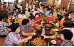 [포토뉴스]명동 닭갈비골목 경로잔치