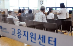 [포토뉴스]고용지원센터 찾은 구직자들