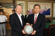 [포토뉴스]명퇴 공무원에 공로패 전달