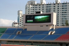 [포토뉴스]강릉종합운동장 신형 전광판 교체