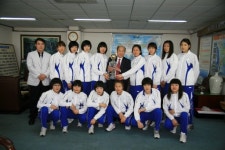 [포토뉴스]삼척시청여자핸드볼선수단 슈퍼리그코리아대회 우승컵 전달