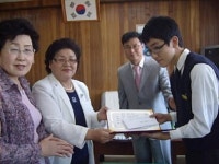 [포토뉴스]아이코리아 강릉시지회 장학금 전달