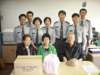 [포토뉴스]후평7단지경로당 춘천소방서 김치·떡 전달