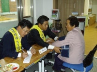 [포토뉴스]새홍천로타리클럽 내촌초교 체육관서 직업봉사활동