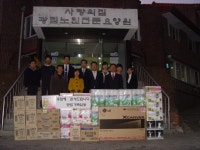 [포토뉴스]국민은행 춘천지점 노인요양원 TV 전달