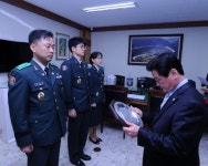 [포토뉴스]노승철 홍천군수 국군 철정병원에 감사패 전달