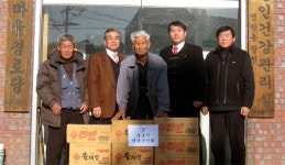[포토뉴스]속초시재향군인회 경로당에 라면 전달