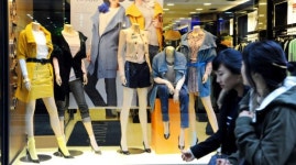 [포토뉴스]봄옷 갈아입은 의류매장