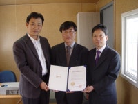 [포토뉴스]중기청 (주)미성식품에 이노비즈 확인서 전달