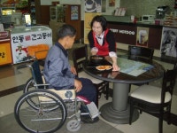 [포토뉴스]장애인 고객 식사 제공