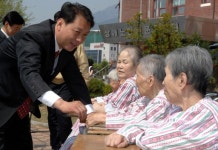 [포토뉴스]원주 상애노인전문요양원 찾아 표심잡는 이광재 후보