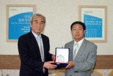 [포토뉴스]속초 교동초교 강원일보 모자사생대회 우승패 전달