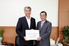 [포토뉴스] 우리주민주식회사, 정선장학회에 기금 전달