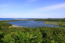 호수 벗 삼아  걷는 그 길 … 쪽빛 바다도 살포시 반겨주네
