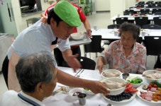 [포토뉴스] 춘천 롯데마트 온의점, 지역 노인에 삼계탕 대접