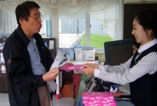 [포토뉴스]치악휴게소 윷놀이 세트 무료 증정