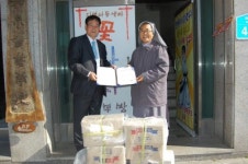 [포토뉴스]함께 사는 강원세상 출판물 전달