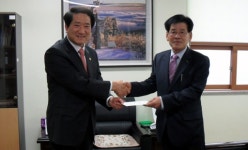 [포토뉴스]신철수 도의회 교육위원장 복지시설 위문금 전달