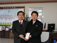 [포토뉴스]강원일보사 홍천군에 구제역 방역 격려금 전달