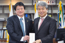 [포토뉴스]강원일보사 원주시에 구제역 방역 격려금 전달