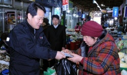 [포토뉴스]홍천군 전통시장 상품권 이용 캠페인