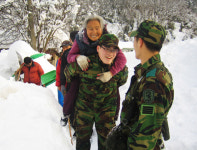 군, 폭설 갇힌 독거노인 ‘구조작전’