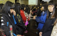 입학식…동화 읽어주는 교장 선생님