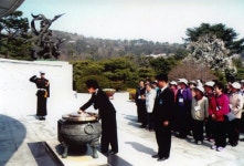 [포토뉴스]대한민국전몰군경미망인회 강릉시지회 현충원 참배