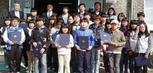 [포토뉴스]속초 교동초교 총동창회 장학금 전달