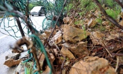 산비탈 무너진 채 방치…비 또 오는데