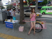 대패로 과일 깎는 대패녀…“정체를 밝혀라”