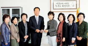 [포토뉴스]목련회 수익금 기부