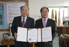 [포토뉴스]박덕용 농협 삼척시지부장 장학금 1,000만원 기탁