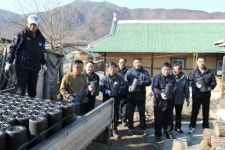 [포토뉴스]원통로타리클럽 연탄 2,100장 전달