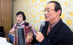 7년째 노인시설 음악 봉사하는 노부부