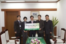 [포토뉴스]강릉 연곡초등학교 총동문회 성금 기탁