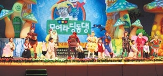 아이들 손잡고 공연장으로 `봄나들이