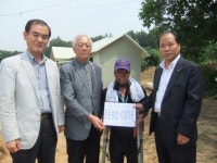 강원농협농촌사랑회 화재 피해 농민에 성금 전달