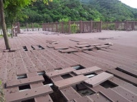 전망대 조성 1년도 안돼 바닥 뒤틀리고 떨어져