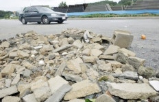 [포토뉴스]도로변 벽돌 방치 운전자 위협