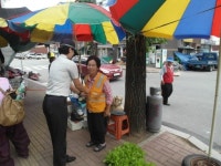 [포토뉴스]야광조끼 전달