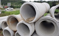 [포토뉴스]시멘트관 쌓여 운전자 시야 방해