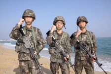 한밤중 파도에 휩쓸린 20대 여성 해안 감시하던 초병들이 발견 20ｍ 헤엄친 끝에 무사히 구조