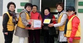 [삼척]우리 이웃의 산타…콜헬퍼봉사단, 경로당에 생필품