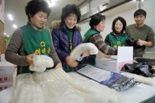 [포토뉴스]개운동새마을부녀회 이웃돕기 떡 판매