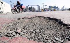 [포토뉴스]어린이 보호구역 푹 꺼진 도로