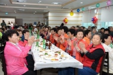 [포토뉴스]정선 여량면 어버이날 맞이 경로잔치